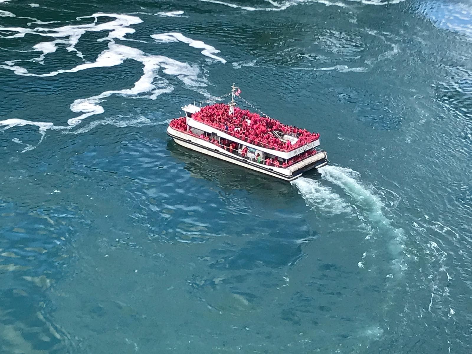 ⛵