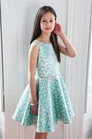 mi prima lusiendo unos de mis vestidos 