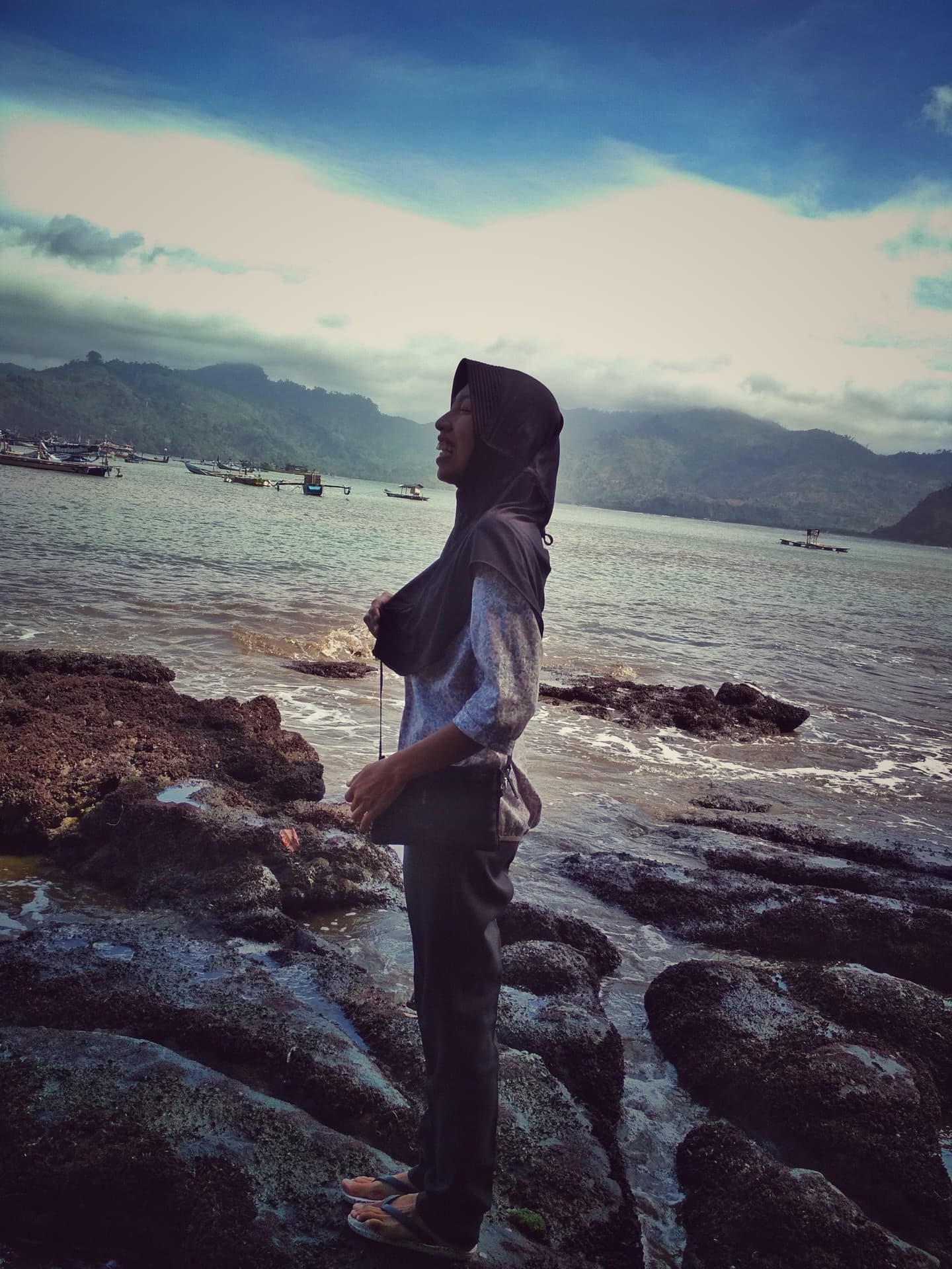 laut lepas tertawa lepas