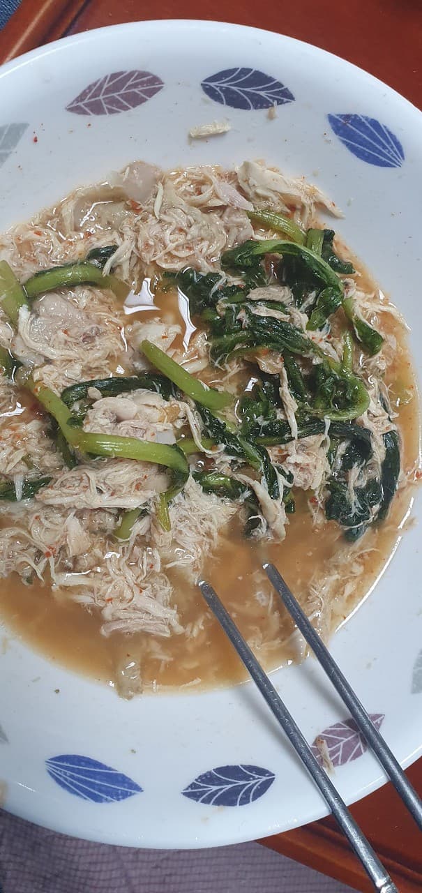 친구,닭죽 드시네..