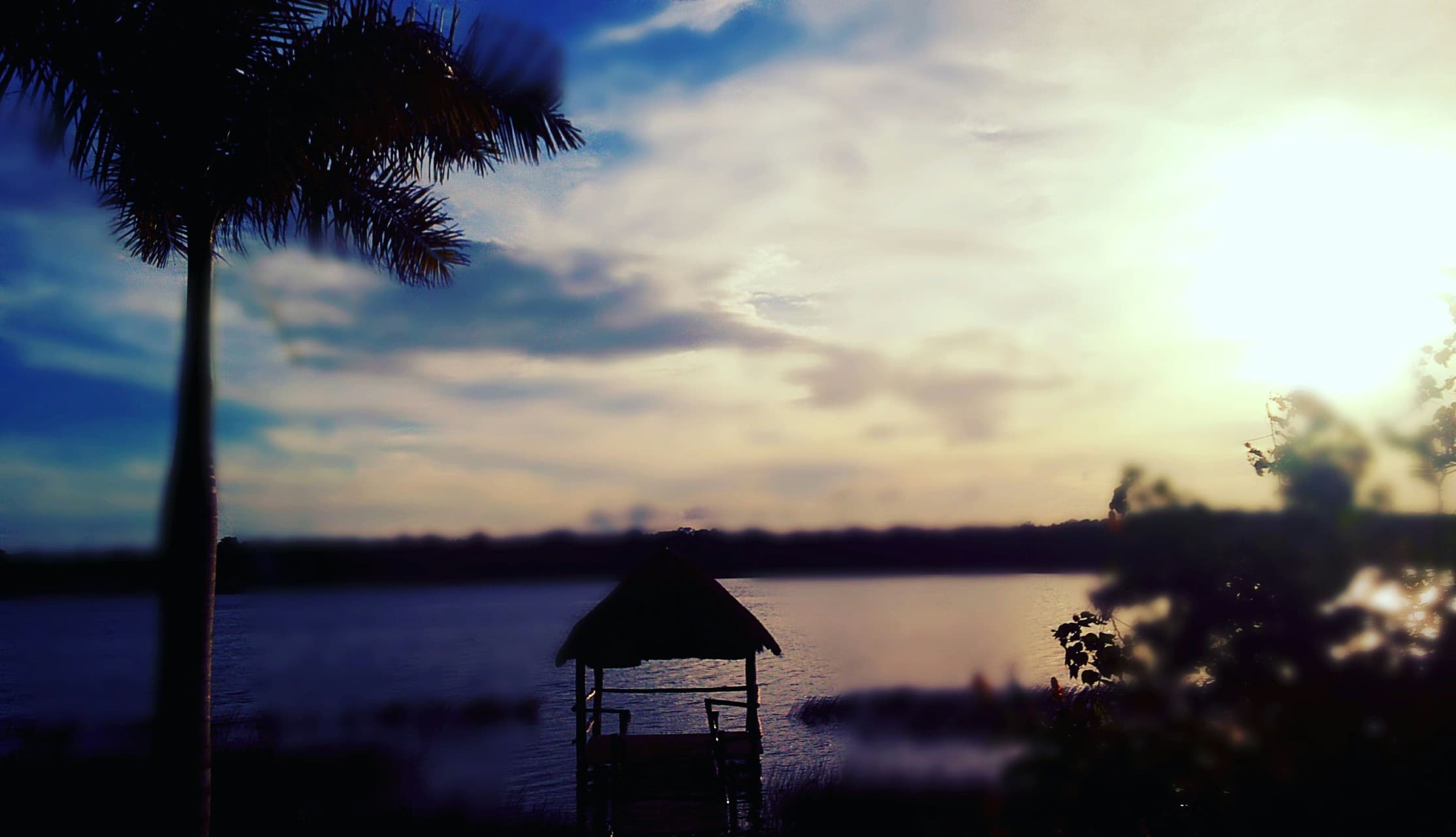 lago y cabaña