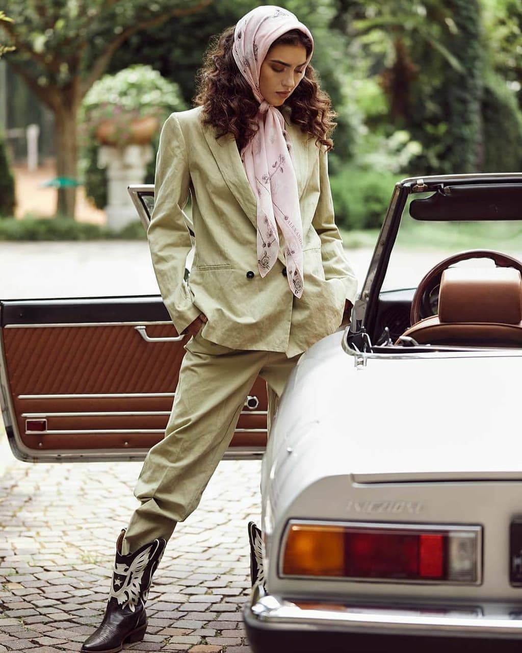 girl old car
