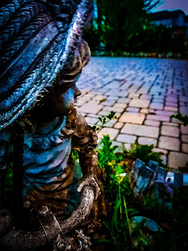 statue